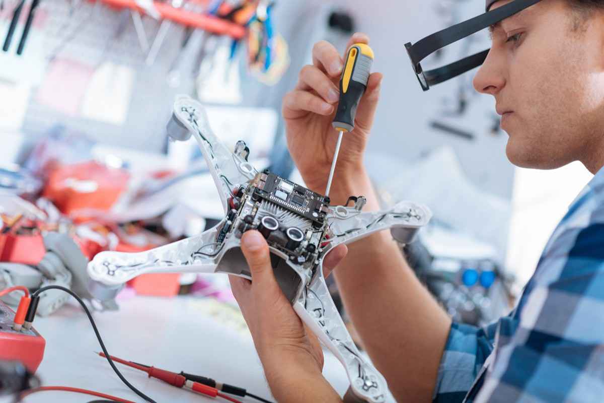 Технік по дронам в Україні: де вчитися та що потрібно знати перед навчанням