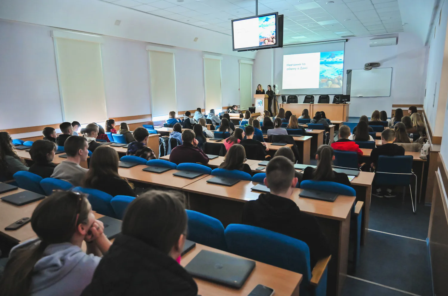 “Держава інвестує в освітні простори: 130 академічних ліцеїв отримують фінансування для створення сучасних навчальних середовищ”.