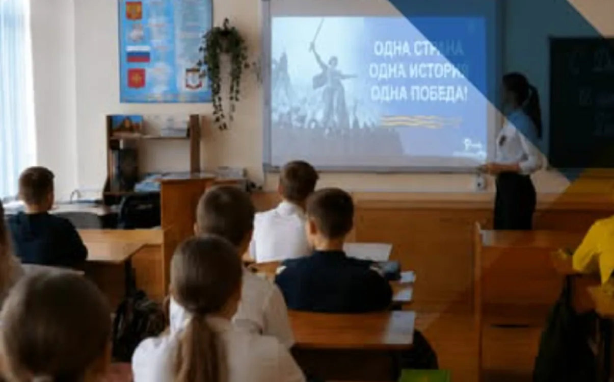 Окупанти на тимчасово окупованих територіях Запоріжжя нав'язують дітям російську ідентичність через примусову гру - повідомляє ЦНС