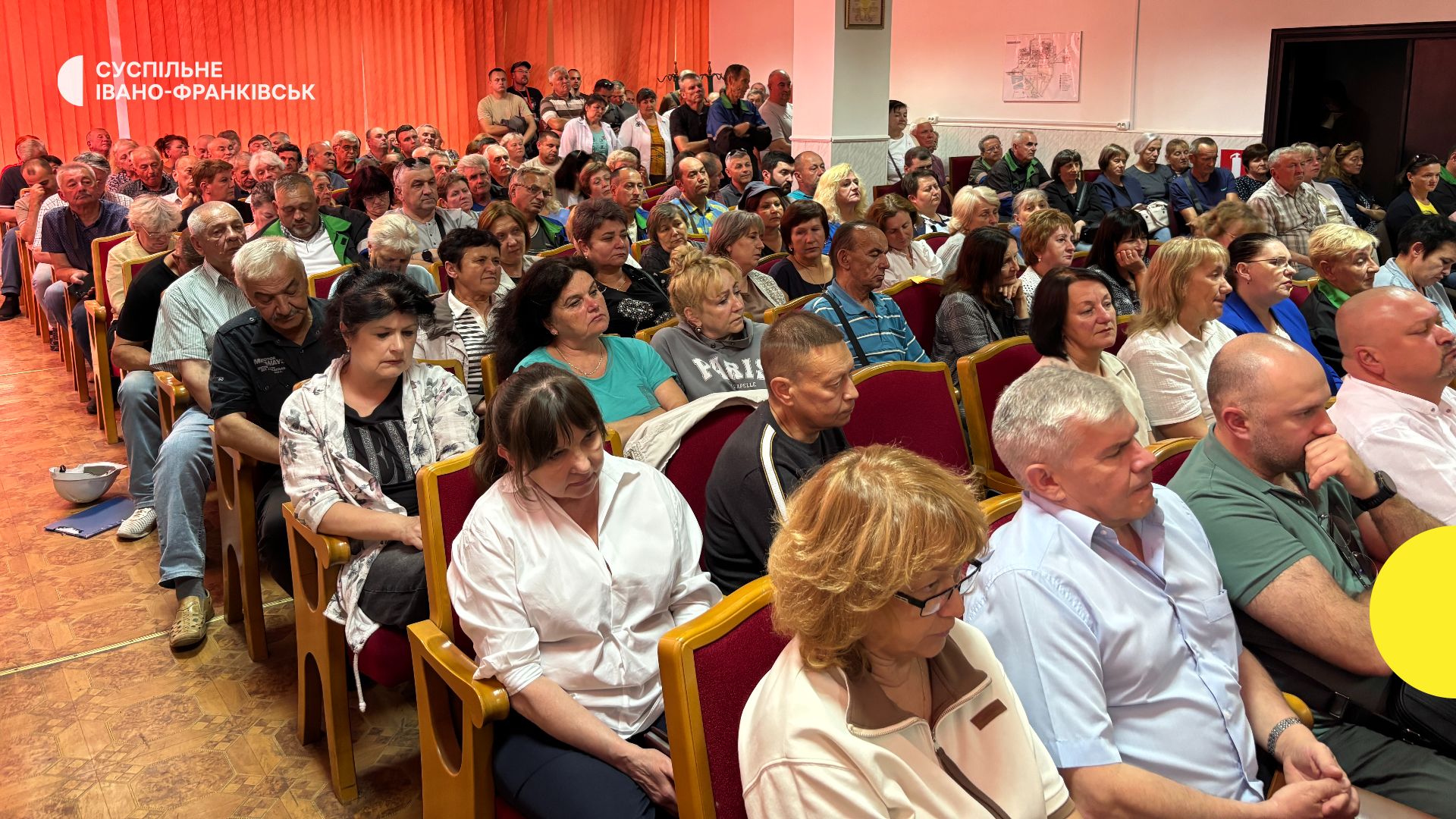 “Працівники “Карпатнафтохіму” в Калуші вимагають виплати 200 мільйонів боргованої зарплати на зборах колективу”.
